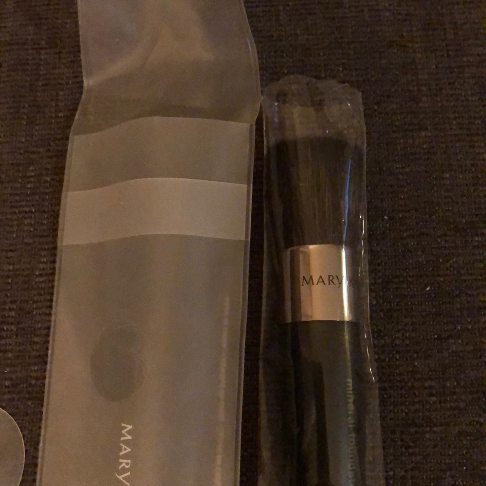 Liquid foundation brush